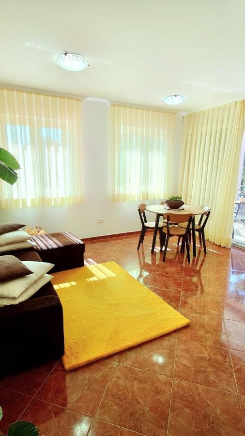 Apartments Lola ロヴィニ エクステリア 写真