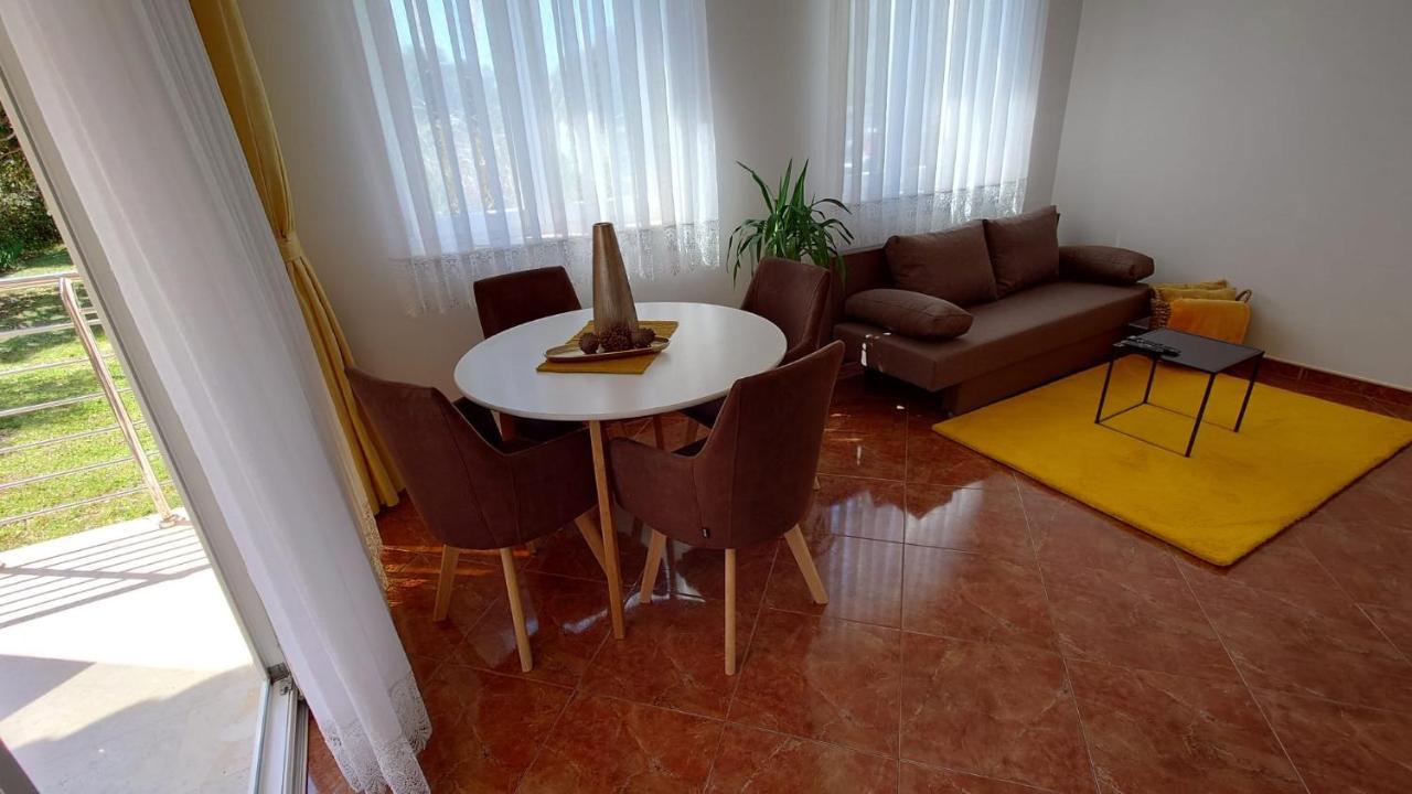 Apartments Lola ロヴィニ エクステリア 写真