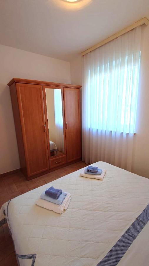 Apartments Lola ロヴィニ エクステリア 写真