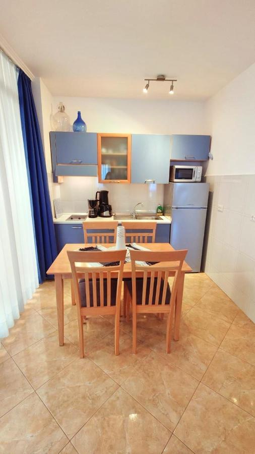 Apartments Lola ロヴィニ エクステリア 写真