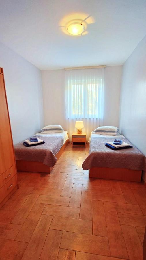 Apartments Lola ロヴィニ エクステリア 写真