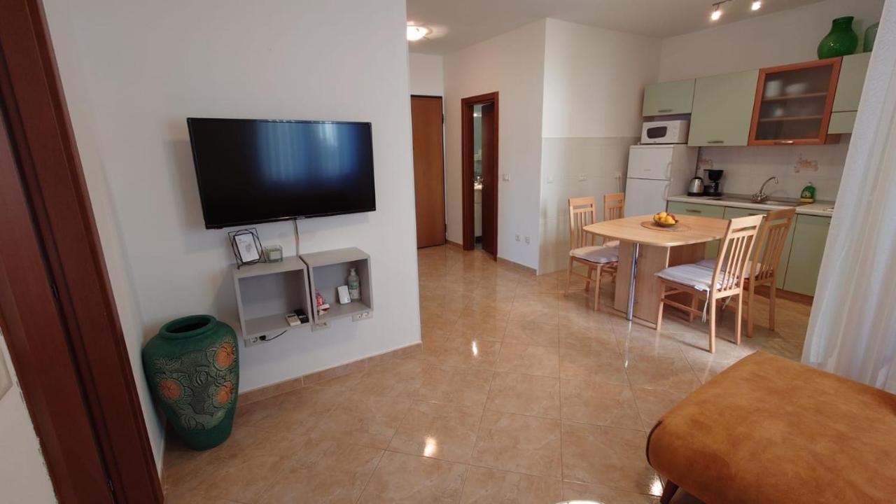Apartments Lola ロヴィニ エクステリア 写真
