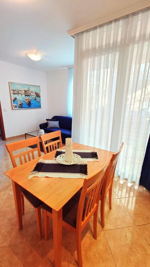 Apartments Lola ロヴィニ エクステリア 写真